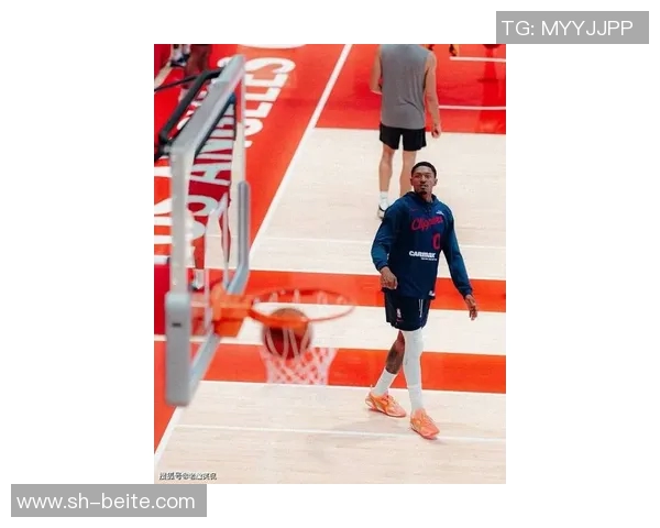 卢指导赞比尔对抗训练表现出色移动能力令人印象深刻 卢指导赞比尔对抗训练表现出色移动能力令人印象深刻