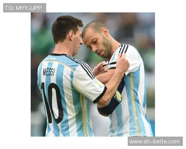 阿根廷全队球员佩戴黑色袖标悼念已故博卡主帅鲁索的感人时刻