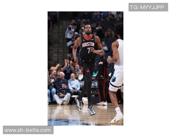 杜兰特苦战上半场表现抢眼砍下全队最高15分助力球队奋战 杜兰特苦战上半场表现抢眼砍下全队最高15分助力球队奋战