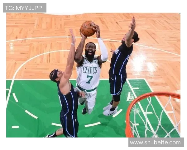 杰伦布朗上半场火力全开狂砍27分5篮板5助攻3抢断三分球命中率惊人