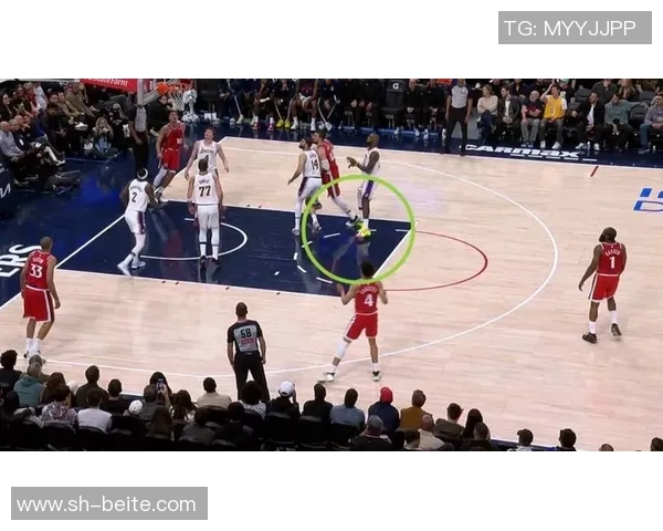 特伦特上篮受伤左小腿被搀扶回更衣室球迷心痛不已 特伦特上篮受伤左小腿被搀扶回更衣室球迷心痛不已