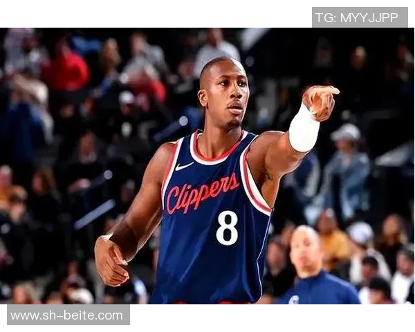 快船邓恩称赞保罗职业素养观察其比赛对自己成长助益良多 快船邓恩称赞保罗职业素养观察其比赛对自己成长助益良多