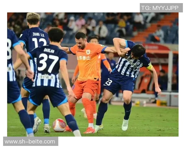 泰山队主场平局遭遇三连平球员谢场时满脸遗憾与失落 泰山队主场平局遭遇三连平球员谢场时满脸遗憾与失落